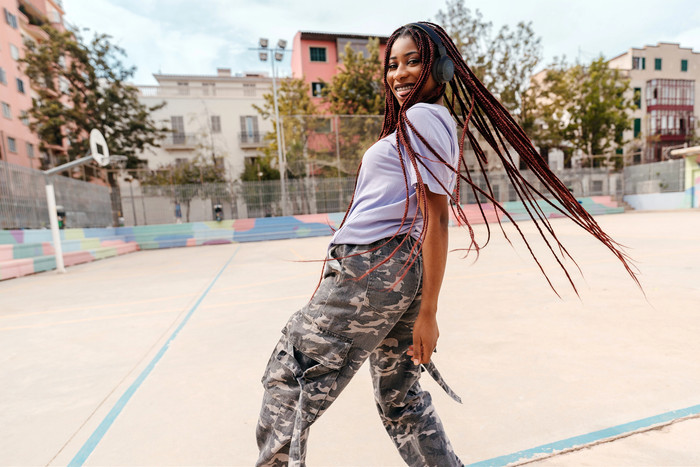 JBL Tune 520BT Black + BlueBuilt Quick Charge Charger with USB-A Port 18W Black product in use