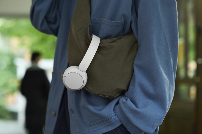 Sony WH-CH535 White product in use