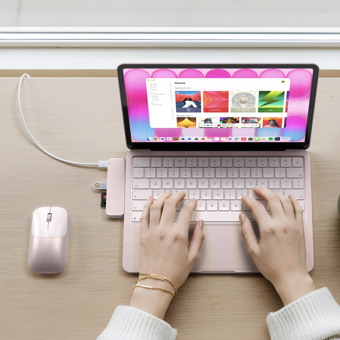 Satechi USB-C Snap Hub Blush product in gebruik