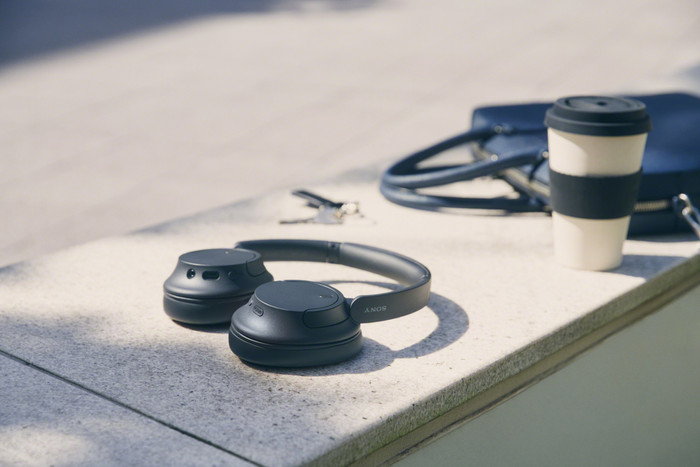 Sony WH-CH720N Noir + BlueBuilt Quick Charge Chargeur avec Port USB-A 18 W Noir produit à l'usage