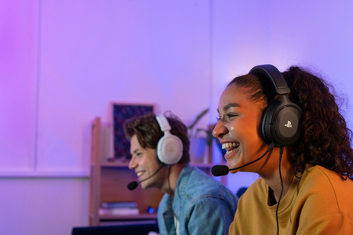 Trust GXT498W Forta Gaming Headset PS5 & PS4 product in gebruik