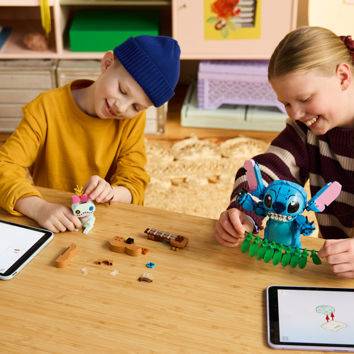 LEGO Disney Stitch en Scrump 43296 product in gebruik