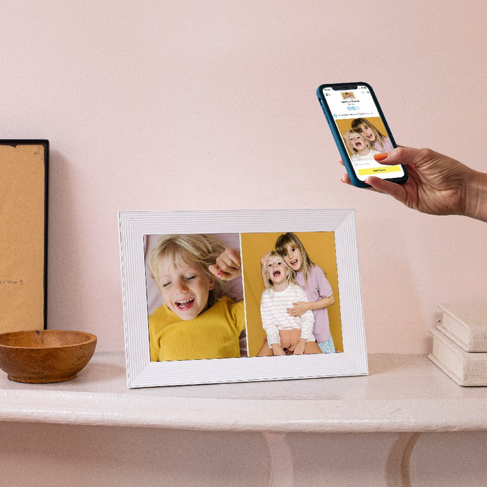 Aura Frames Carver Wit product in gebruik