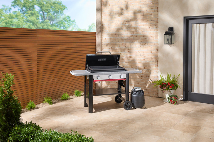 Weber Slate GPD 71cm Premium Plancha Zwart product in gebruik