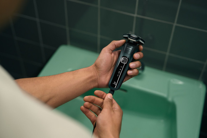 Philips Shaver Series 5000 S5884/69 product in use