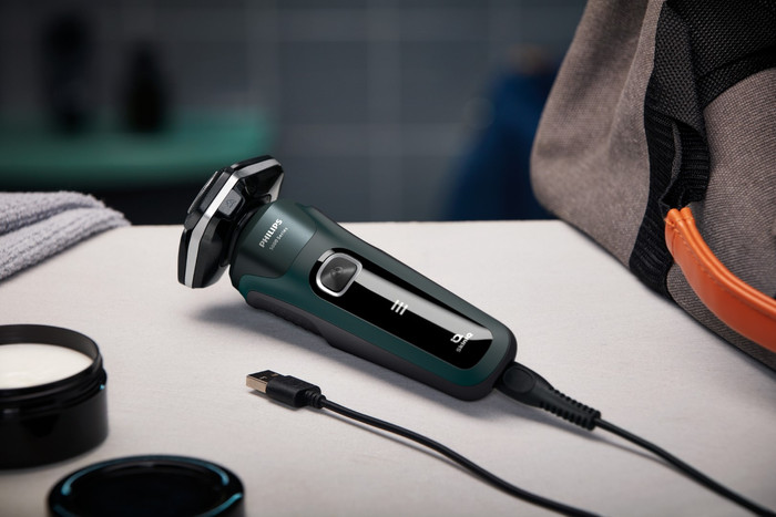 Philips Shaver Series 5000 S5884/69 product in use