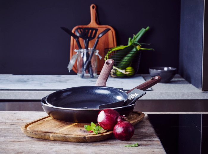 BK Simply Ceramic Cookware Set 11-piece product in use