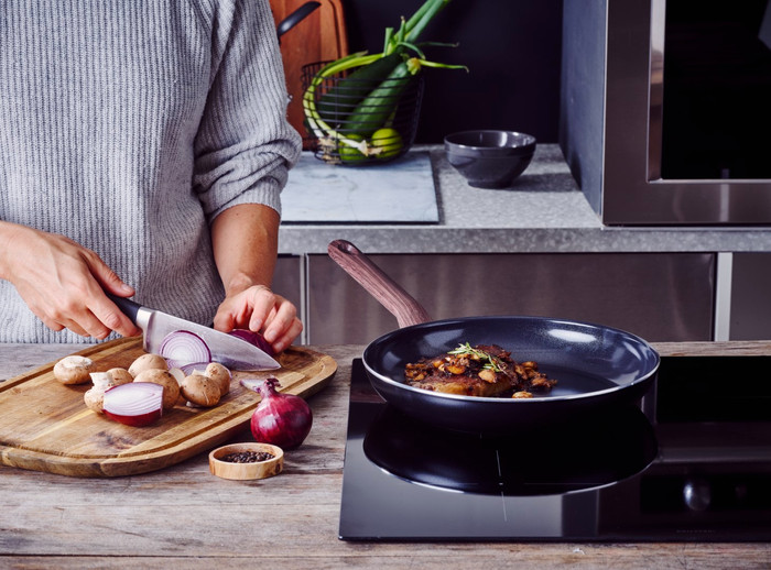 BK Simply Ceramic Cookware Set 11-piece product in use