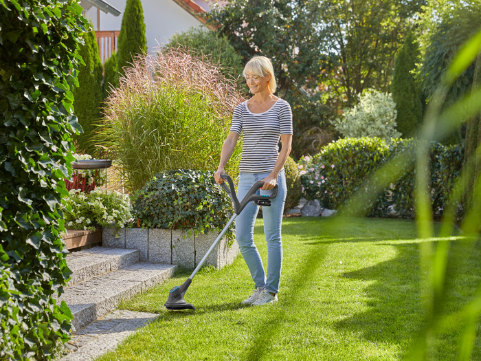 Gardena PowerMax 30/18V P4A + Gardena SmallCut 23/18V P4A incl. 2.5Ah Battery (2x) product in use