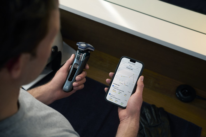 Philips Shaver Series 7000 S7882/55 product in use