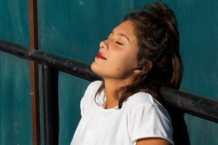 JBL Tune Beam Zwart product in gebruik