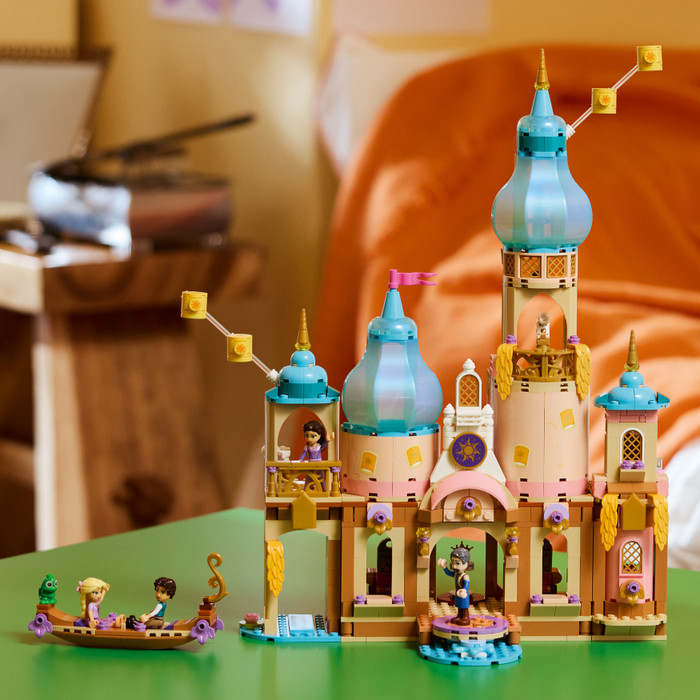 LEGO Disney Rapunzels Kasteel 43297 product in gebruik