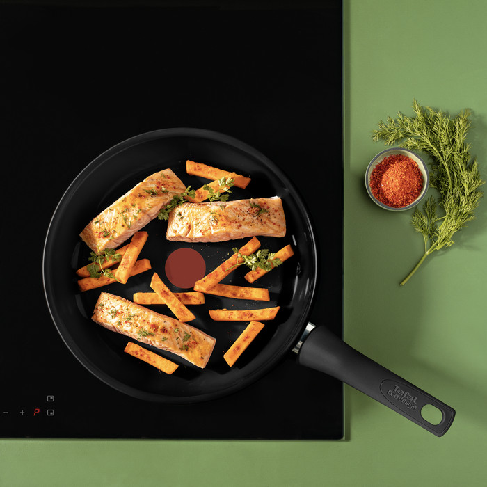 Tefal Renew On Ceramic Frying Pan Set 24cm + 28cm Black product in use