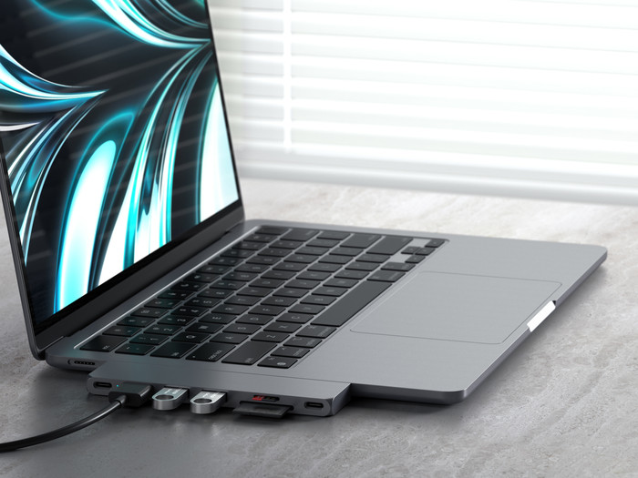 Satechi USB-C Pro Hub Slim Adapter - Space Gray product in gebruik