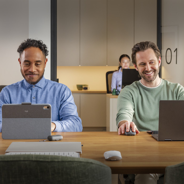 Logitech MX Keys Mini Draadloos Azerty Grafiet + Logitech MX Anywhere 3S Compact Zwart product in gebruik