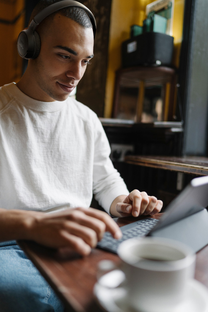 JBL Tune 670NC Black + BlueBuilt Quick Charge Charger with USB-A Port 18W Black product in use