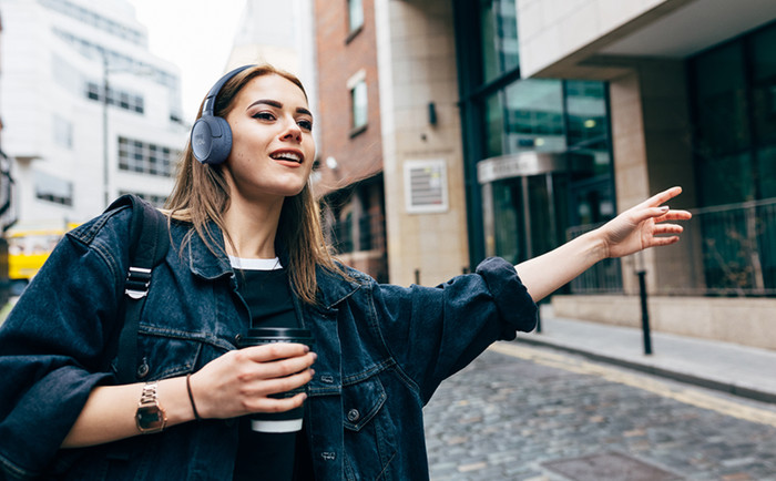 JBL Tune 670NC Blue + BlueBuilt Quick Charge Charger with USB-A Port 18W Black product in use