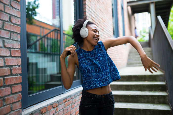 JBL Tune 770NC White product in use