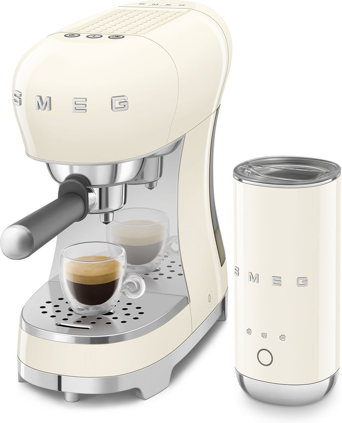 SMEG ECF12CREU Creme + melkopschuimer product in gebruik