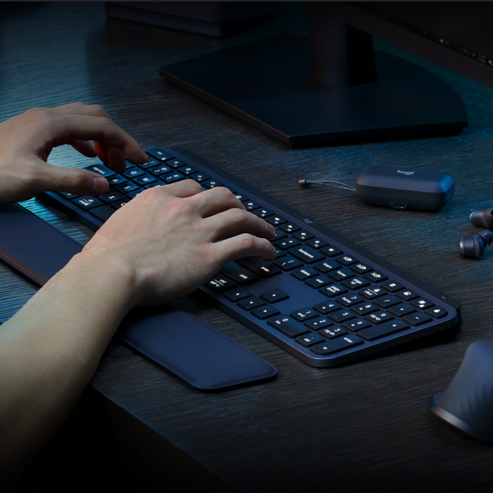Logitech MX Keys S Combo AZERTY FR product in use
