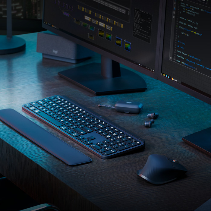 Logitech MX Keys S Combo AZERTY FR product in use