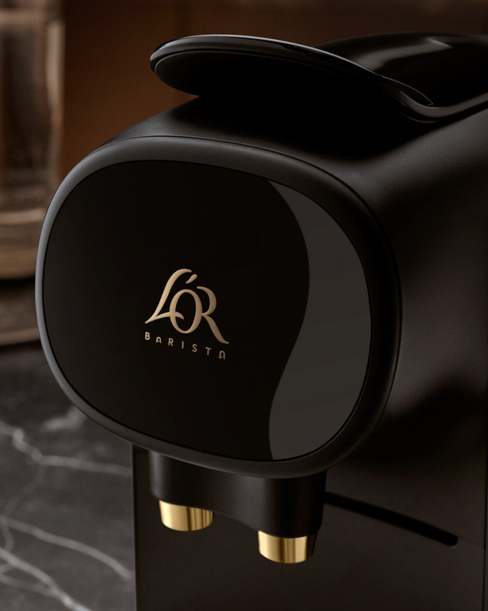 Philips L'OR Barista Sublime LM9012/23 Grijs met koffiecups product in gebruik