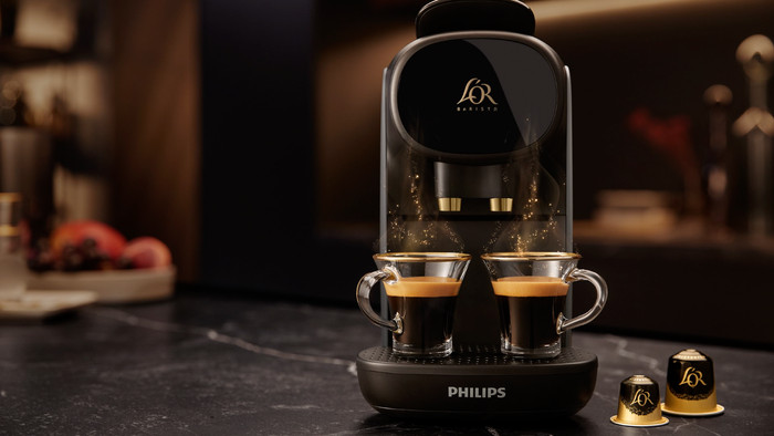 Philips L'OR Barista Sublime LM9012/23 Grijs met koffiecups product in gebruik