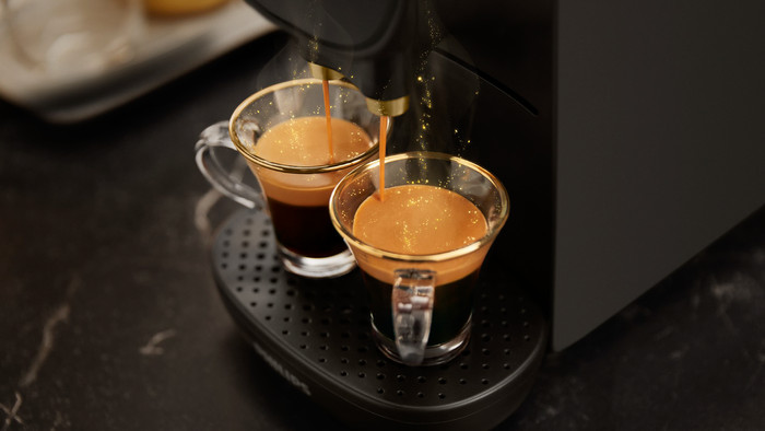 Philips L'OR Barista Sublime LM9012/23 Grijs met koffiecups product in gebruik