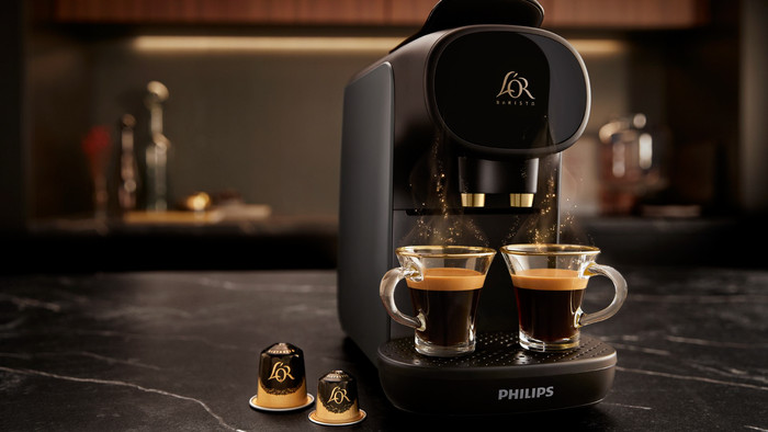 Philips L'OR Barista Sublime LM9012/23 Grijs met koffiecups product in gebruik