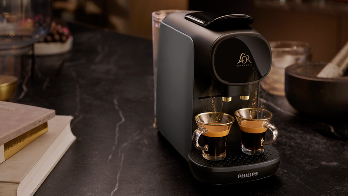 Philips L'OR Barista Sublime LM9012/23 Grijs met koffiecups product in gebruik