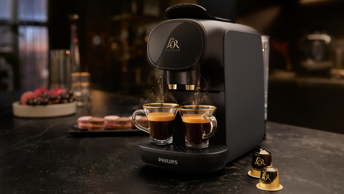 Philips L'OR Barista Sublime LM9012/23 Grijs met koffiecups product in gebruik