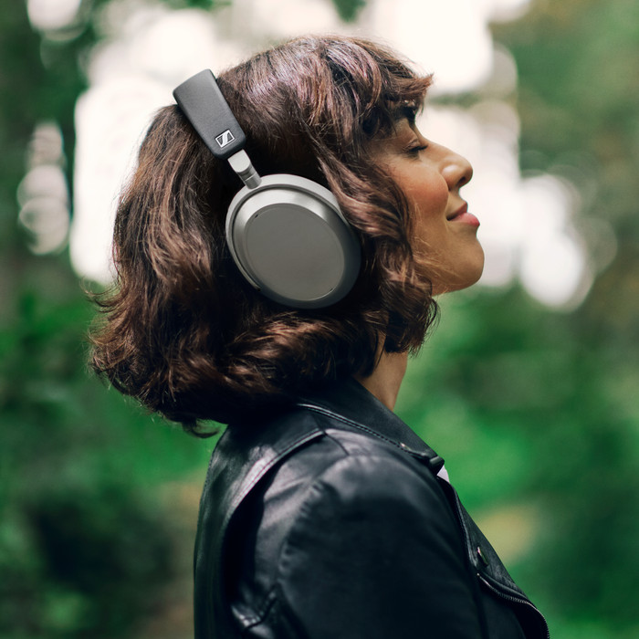 Sennheiser HDB 630 Lunar Silver product in gebruik