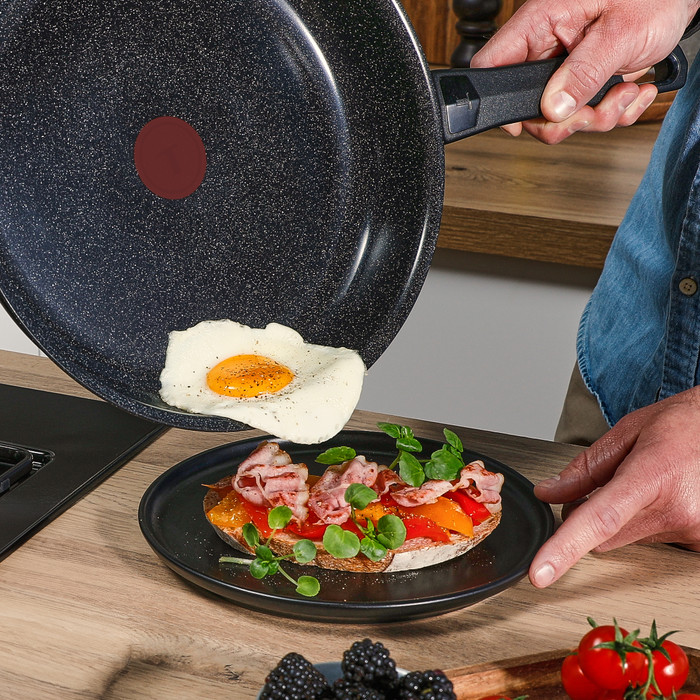 Tefal Ceramic Control Grey Koekenpan 24 cm product in gebruik