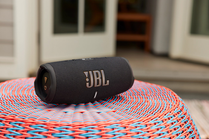 JBL Charge 5 Wifi product in gebruik