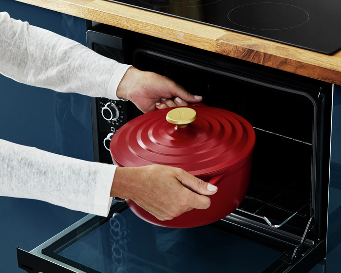 Tefal Air Dutch Oven 30x23cm product in use