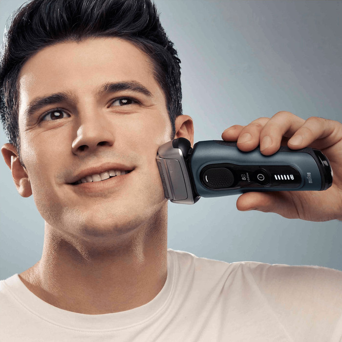 Braun Series 8 8513s Gray product in use