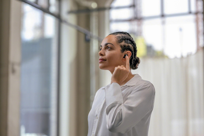 Sony WF-1000XM5 Zwart product in gebruik