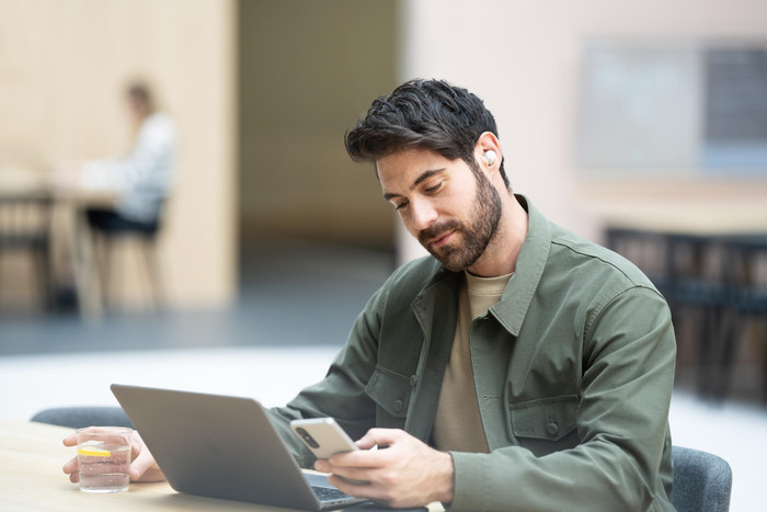 Sony WF-1000XM5 Zilver product in gebruik