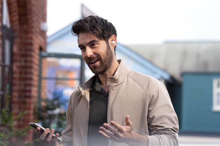 Sony WF-1000XM5 Zilver product in gebruik