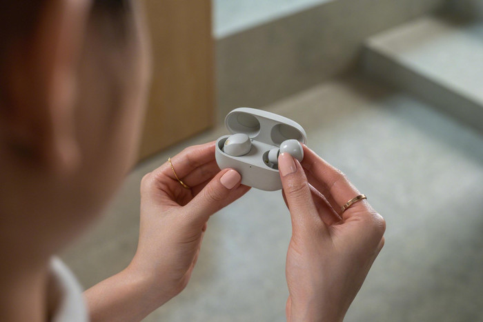 Sony WF-1000XM5 Zilver product in gebruik