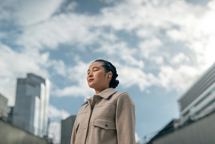 Sony WF-1000XM5 Zilver product in gebruik