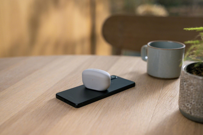 Sony WF-1000XM5 Zilver product in gebruik