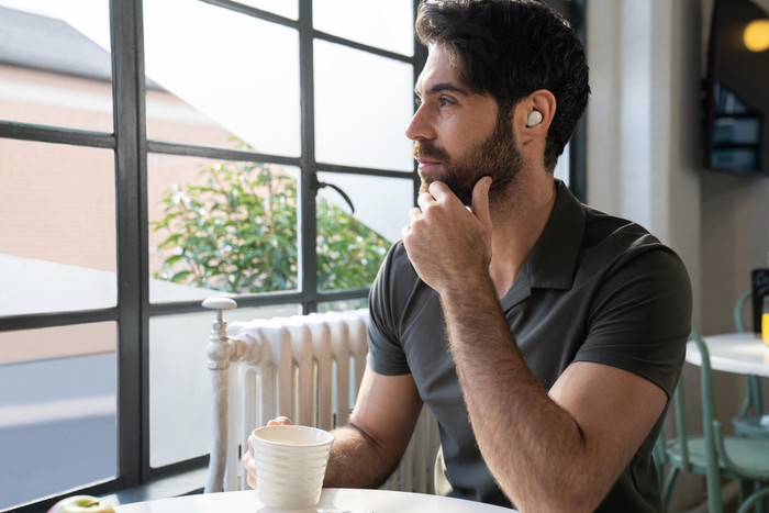 Sony WF-1000XM5 Zilver product in gebruik