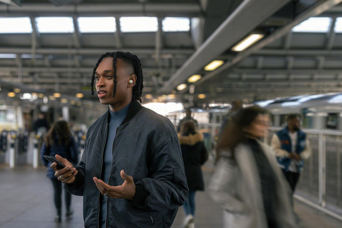 Sony WF-1000XM5 Zilver product in gebruik