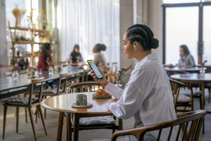 Sony WF-1000XM5 Zilver product in gebruik