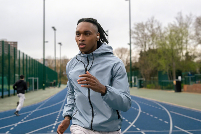 Sony WF-1000XM5 Zilver product in gebruik