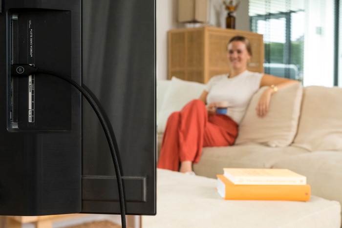 BlueBuilt HDMI Cable 4K 120Hz / 8K 60Hz Nylon 1.5m + 90° Adapter product in use