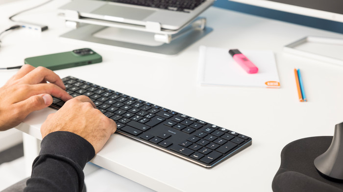 BlueBuilt Clavier Bluetooth Pro AZERTY + Imperium Souris Ergonomique Bluetooth produit à l'usage