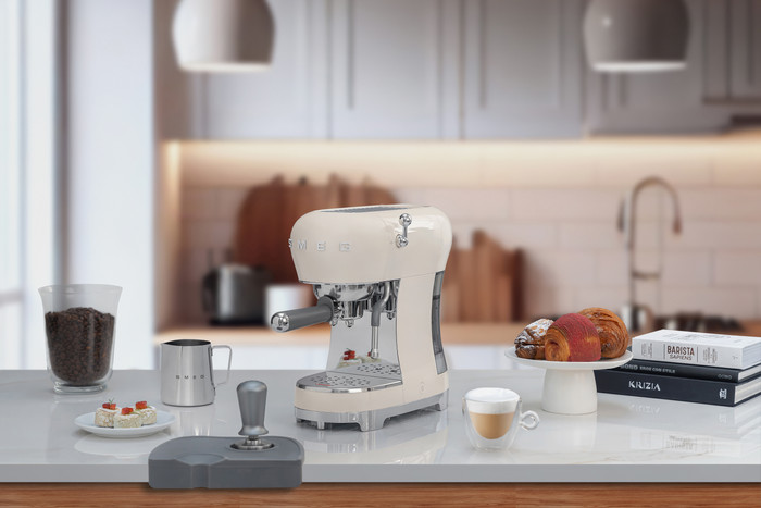 SMEG ECF02CREU Cream product in use