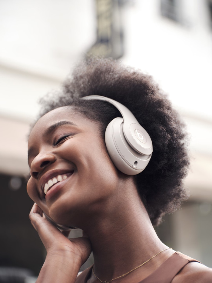 Beats Studio Pro Cream + BlueBuilt Power Delivery Charger with USB-C Port 20W White product in use